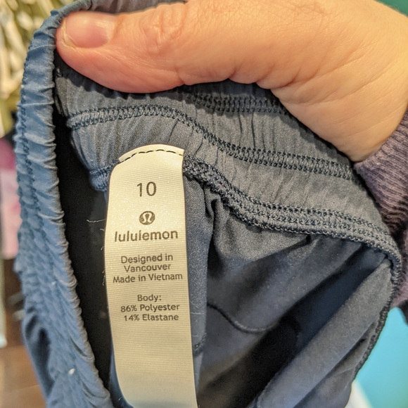 Lululemon Wanderer Culottes in true navy size 10 like new - Picture 14 of 14